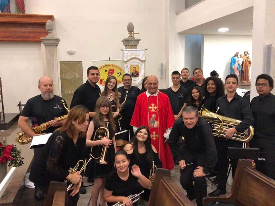 Orquestra Illuminare apresentando na igreja